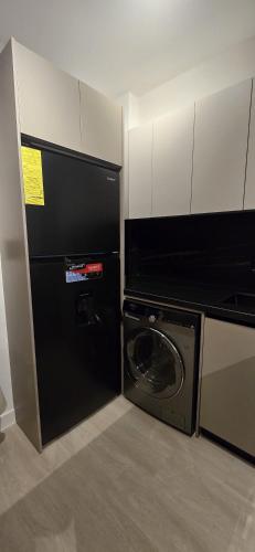 a kitchen with a washing machine and a washer at La Residence Panamá in Panama City