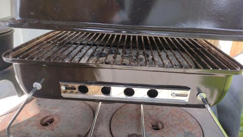 a grill sitting on top of a stove at Modern cottage, quiet area with good bus connection in Luleå