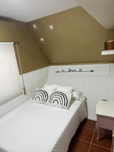Una cama o camas en una habitación de Duplex La Cala