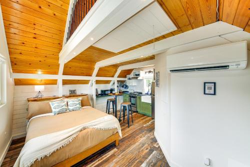 1 dormitorio en una casa pequeña con techos de madera en Steps to Sacheen Lake Cute Studio Cabin with Deck, en Diamond Lake