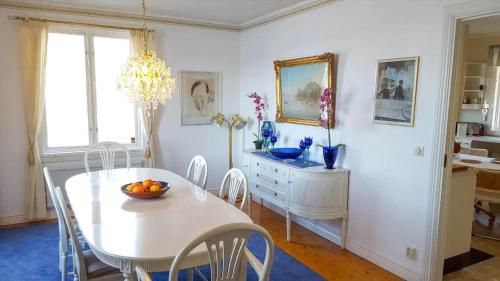 a dining room with a table with a bowl of fruit on it at SOD777-Mariefred-Lotorp-53 in Hedlandet