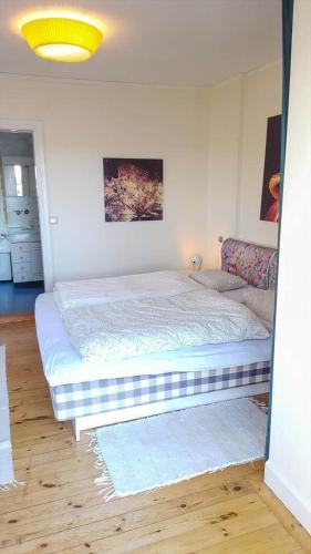 a bedroom with a large bed in a room at SOD777-Mariefred-Lotorp-53 in Hedlandet