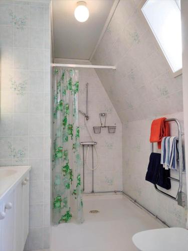 a bathroom with a shower with a shower curtain at SOD777-Mariefred-Lotorp-53 in Hedlandet