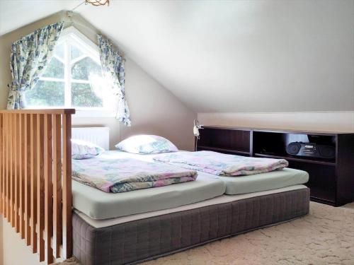a bed in a room with a window at SOD777-Mariefred-Lotorp-53 in Hedlandet