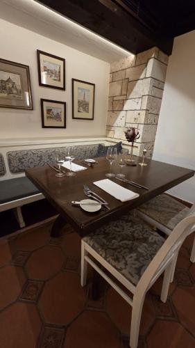 a dining room with a wooden table and chairs at Altes Pfarrhaus Hotel und Restaurant in Bad Überkingen