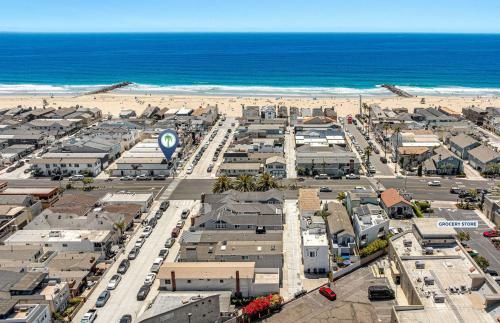 an aerial view of a city and the beach at Pet-Friendly 3Br W Oceanview Balcony & Bbq Steps To Beach By Beachview Rentals in Newport Beach
