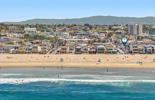 a view of a beach with people and buildings at Pet-Friendly 3Br W Oceanview Balcony & Bbq Steps To Beach By Beachview Rentals in Newport Beach