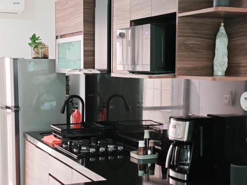 a kitchen with a stove and a refrigerator at Cerca de Salones de Fiesta, con Alberca, AC e Internet in Xochitepec