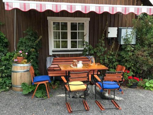 a table and chairs in front of a building at OGO705-Valdemarsvik-Langradna-Mon-3 in Skeppsgården
