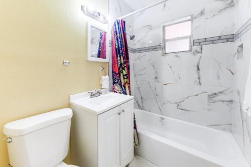 デイニア・ビーチにある3 Mi to Dania Beach Pier Convenient Apartment!のトイレと洗面台を備えた白いバスルーム