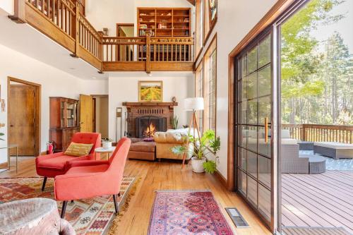 un soggiorno con camino e sedia rossa di Luxury Napa Vineyard Estate 15 min from St. Helena a Angwin