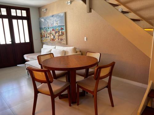 ein Esszimmer mit Tisch und Stühlen in der Unterkunft Apto Completo na Ogiva - Cabo Frio in Peró