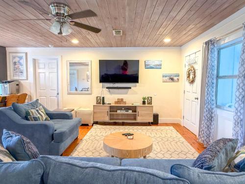 Μια τηλεόραση ή/και κέντρο ψυχαγωγίας στο Pet Friendly Sleeps 9 Golf Cart Hot Tub - Weekly Discounts