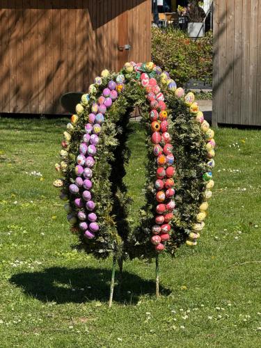 a wreath of plants on the grass in a yard at Altes Pfarrhaus Hotel und Restaurant in Bad Überkingen