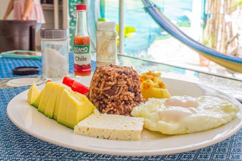 un piatto di alimenti con uova e formaggio su una tavola di Tapihouse San Juan Del Sur a San Juan del Sur