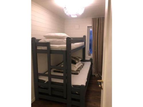 a room with a bunk bed in a room at GAV792-Jaerbo-Skogsbrovaegen-22 in Botjärn