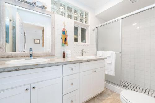 Bilik mandi di Spacious 3Br W Large Oceanview Patio - One House From Sand By Beachview Rentals