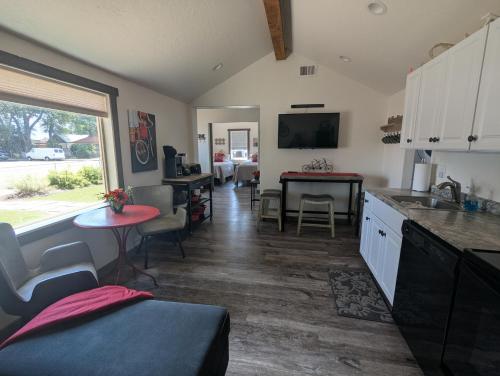 Η κουζίνα ή μικρή κουζίνα στο Handlebar Heaven! Cute Cottage in Downtown Fruita