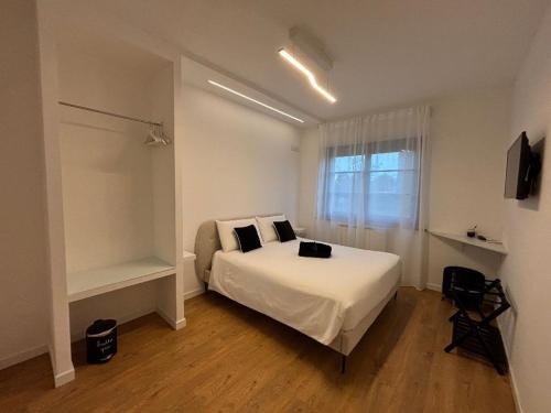 a bedroom with a white bed and a window at B&B DA NONNA ANACLE in Bastia Umbra