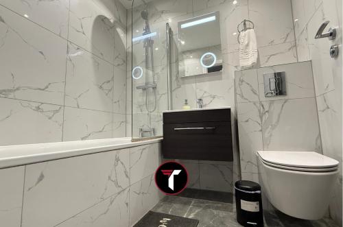 オールダーショットにある3 bedroom House Contractors and Groups sleeps 5のトイレとガラスのシャワー付きのバスルーム