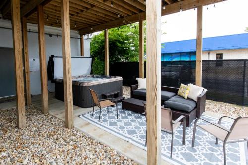 Patio nebo venkovní prostory v ubytování Group House Sleeps 26 THE ATTIC - 2 Miles to Cedar Point
