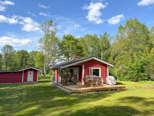 a red tiny house with a porch and a yard at KRO683-Kalvsvik-Hagstad-13 in Vrankunge