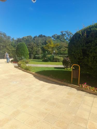 un parc avec une personne qui se promène dans le parc dans l'établissement Besa, à Varna
