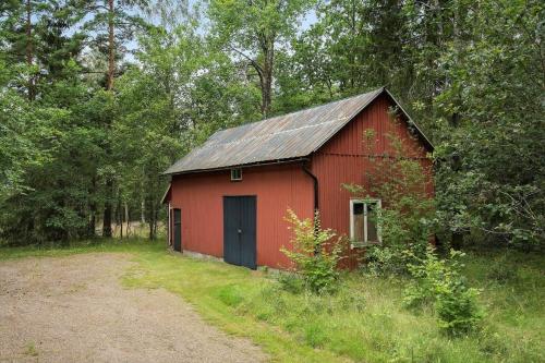 a red barn in the middle of a dirt road at HAL657-Knaered-Bjoerkered-72 in Körsveka