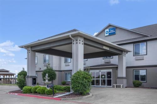 a building with a sign on the front of it at Best Western Limestone Inn and Suites in Mexia