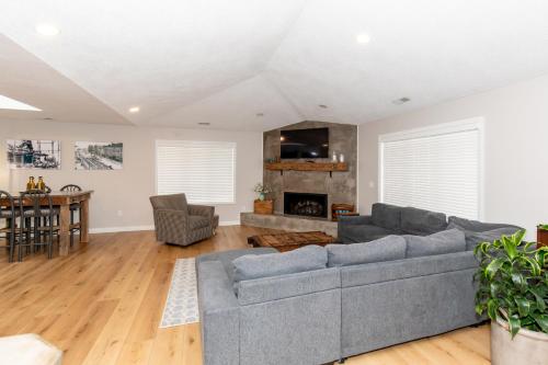 Posezení v ubytování Group House Sleeps 26 THE ATTIC - 2 Miles to Cedar Point