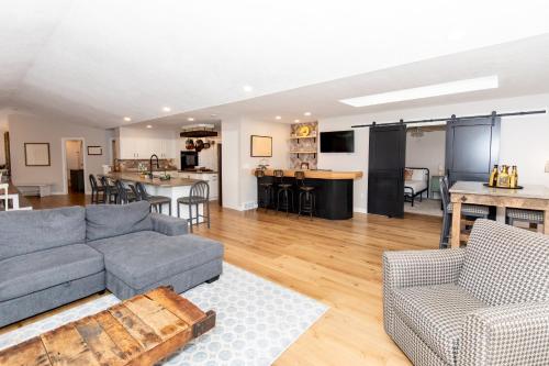 Posezení v ubytování Group House Sleeps 26 THE ATTIC - 2 Miles to Cedar Point