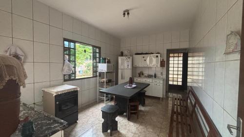 a kitchen with a table in the middle of it at Casa Serra da Canastra - Chicó in São Roque de Minas