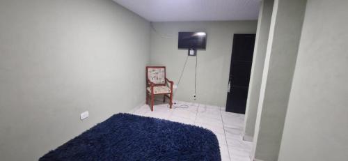 オベラにあるBe-Peの青い絨毯と椅子とテレビのある部屋