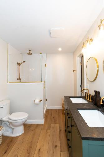 Koupelna v ubytování Group House Sleeps 26 THE ATTIC - 2 Miles to Cedar Point