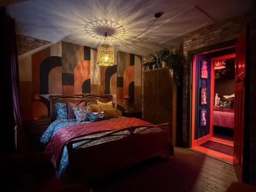 Postel nebo postele na pokoji v ubytování The Funky Hideaway with Hot Tub