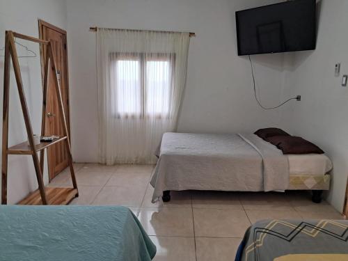 Una cama o camas en una habitación de PiscinaCascolHostal