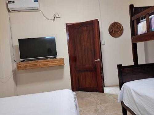 Una cama o camas en una habitación de PiscinaCascolHostal