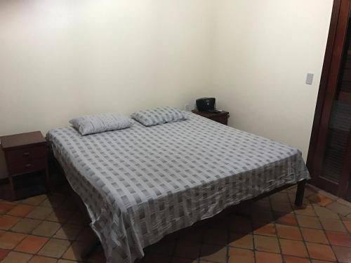 un letto con due cuscini sopra in una stanza di Casa Cabral - Pipa Natureza a Pipa