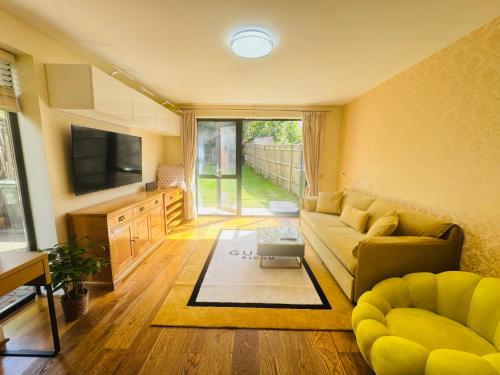 a living room with a couch and a tv at Taylors Place 3bedroom 2Bath Modern House in Winchester Wifi 2FreeParking in Winchester