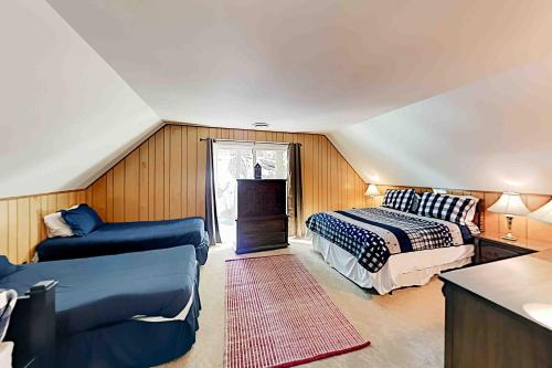 a attic bedroom with two beds and a couch at Conifer Donner in Truckee