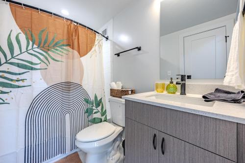 Un baño con cortina de ducha y un inodoro. en Stylish Apartment 5 min to DC with free Gym and Parking, en Arlington