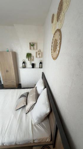 En eller flere senge i et værelse på REI Apartment, Cozy and Stylish