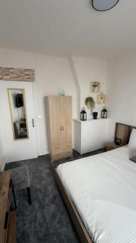 En eller flere senge i et værelse på REI Apartment, Cozy and Stylish