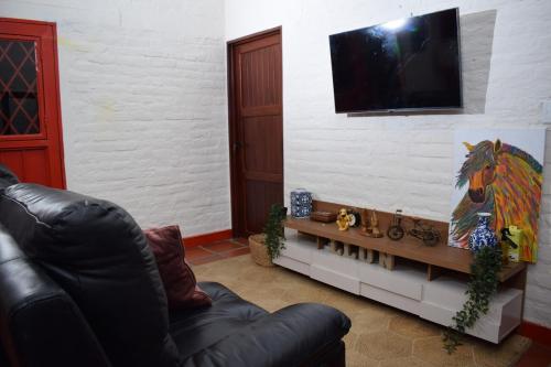 Una televisión o centro de entretenimiento en Beautiful House in the Mountains