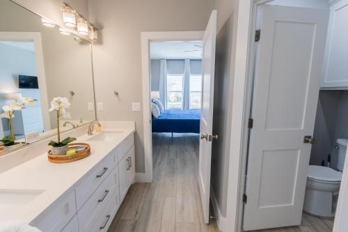 Ένα μπάνιο στο Seabrook Shores 3br Bayfront Hideaway W Deck