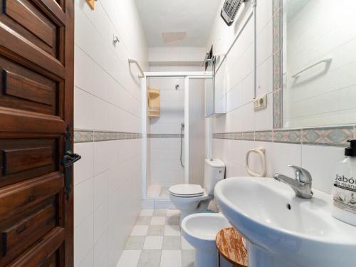 un baño con lavabo e inodoro en Faro's Zapillo Apartment - Almeria, en Almería