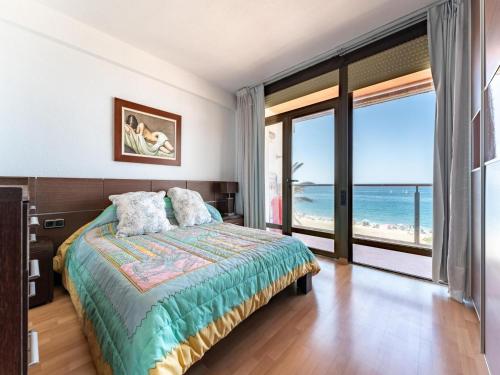 Un dormitorio con una cama con vista al mar. en Faro's Zapillo Apartment - Almeria, en Almería