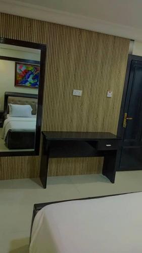 Espejo en una habitación con cama y cama en Daisy Apartment, en Lagos