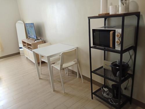 Una televisión o centro de entretenimiento en The Verdin Brand-New Unit with Pool, Gym, & High-Speed Wi-fi
