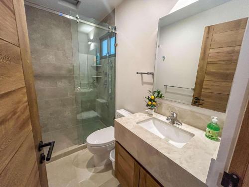 een badkamer met toilet, wastafel en douche bij Costta Loft L1 - Santa Cruz in Santa Cruz Huatulco